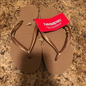 Havainas NWT gold and perfect for summer!